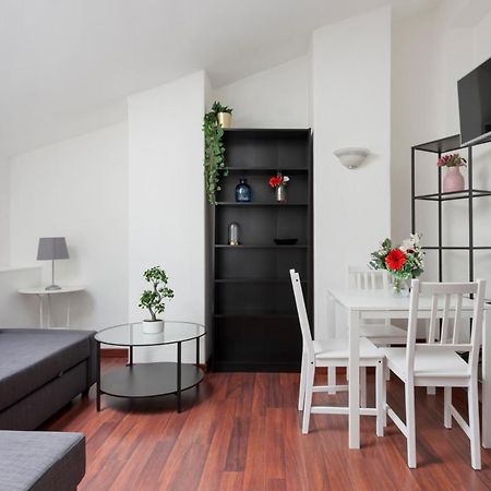 1 Bedroom & 1 Living Room Apt - Duomo 5 Milan Bagian luar foto