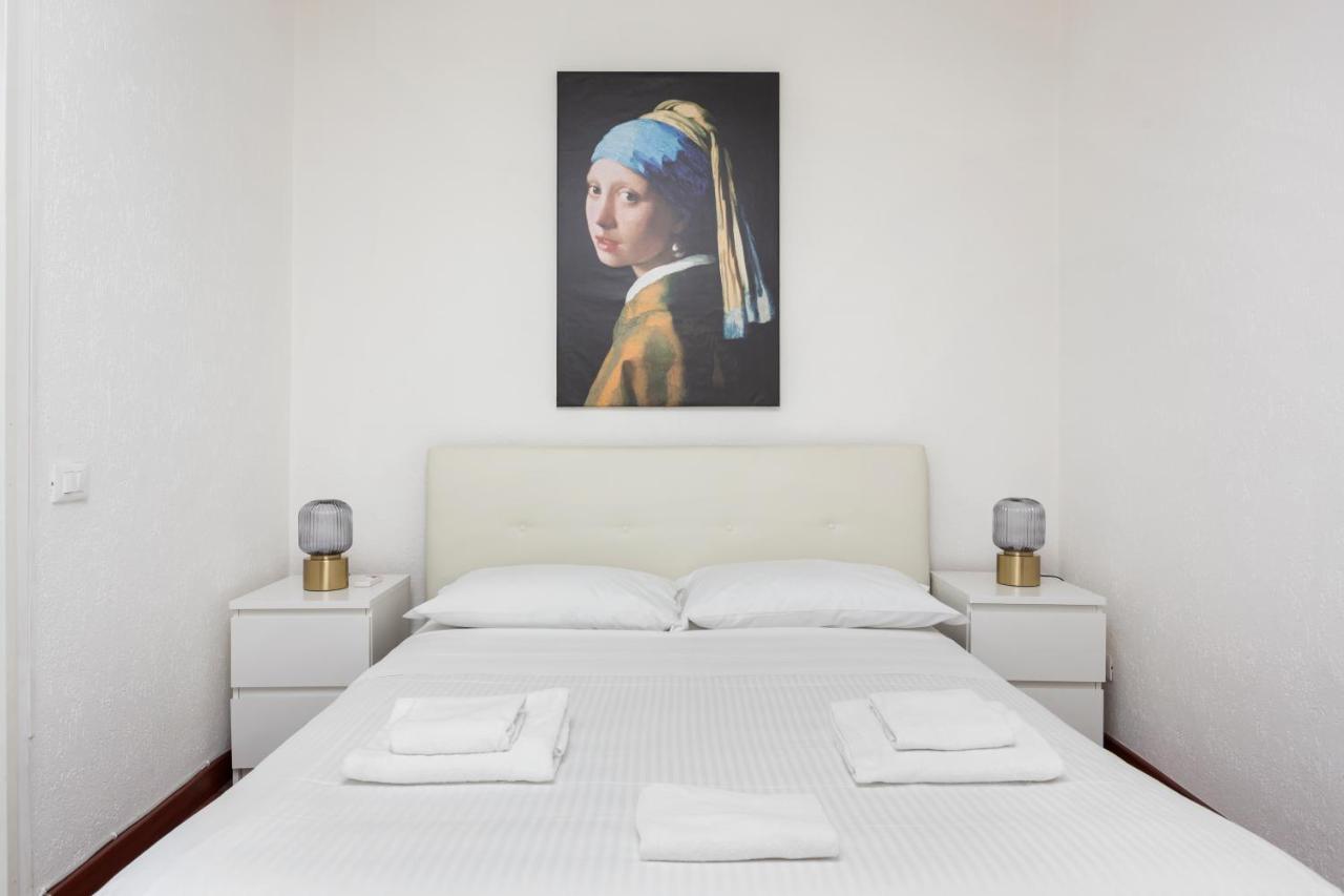 1 Bedroom & 1 Living Room Apt - Duomo 5 Milan Bagian luar foto