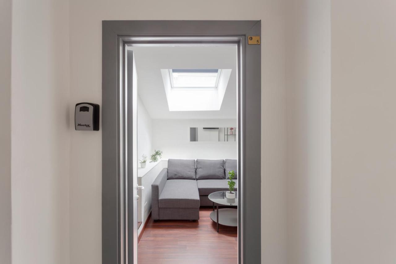 1 Bedroom & 1 Living Room Apt - Duomo 5 Milan Bagian luar foto