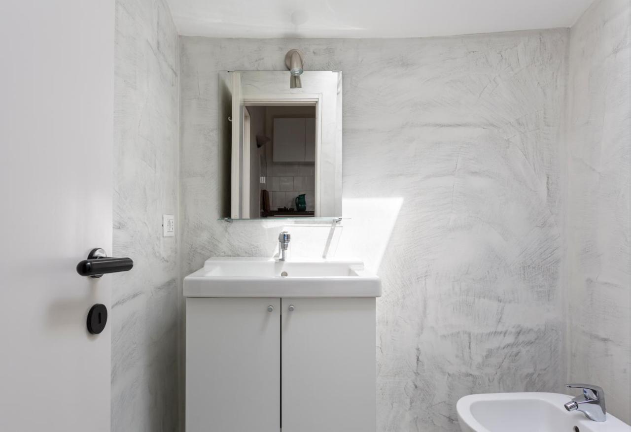 1 Bedroom & 1 Living Room Apt - Duomo 5 Milan Bagian luar foto